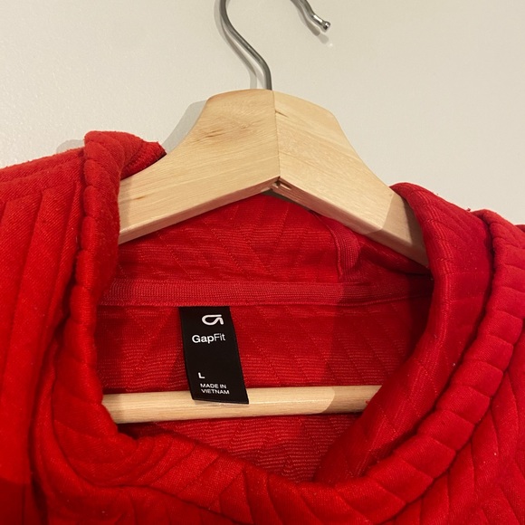 GapFit red athletic quilted hoodie - Picture 3 of 4